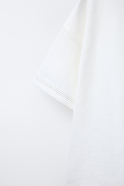 ZARA ФУТБОЛКА С ДЕКОРАТИВНОЙ СТРОЧКОЙ И КАРМАНОМ, БЕЛЫЙ