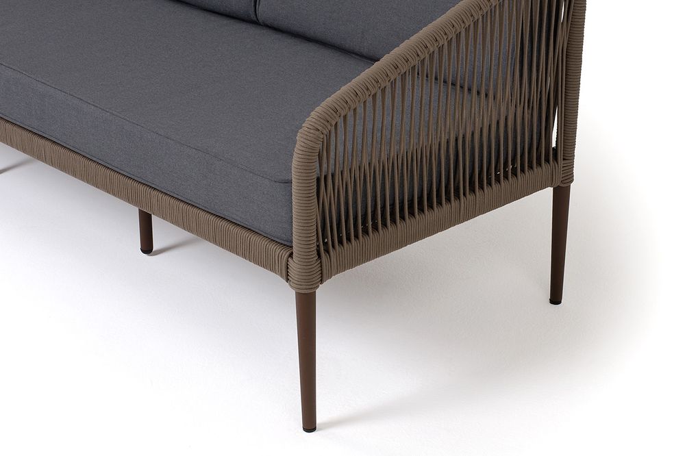 "Канны" диван 3-местный плетеный из роупа, каркас алюминий коричневый (RAL8016) муар, роуп коричневый круглый, ткань темно-серая 027