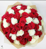 Микс красных и белых роз 75