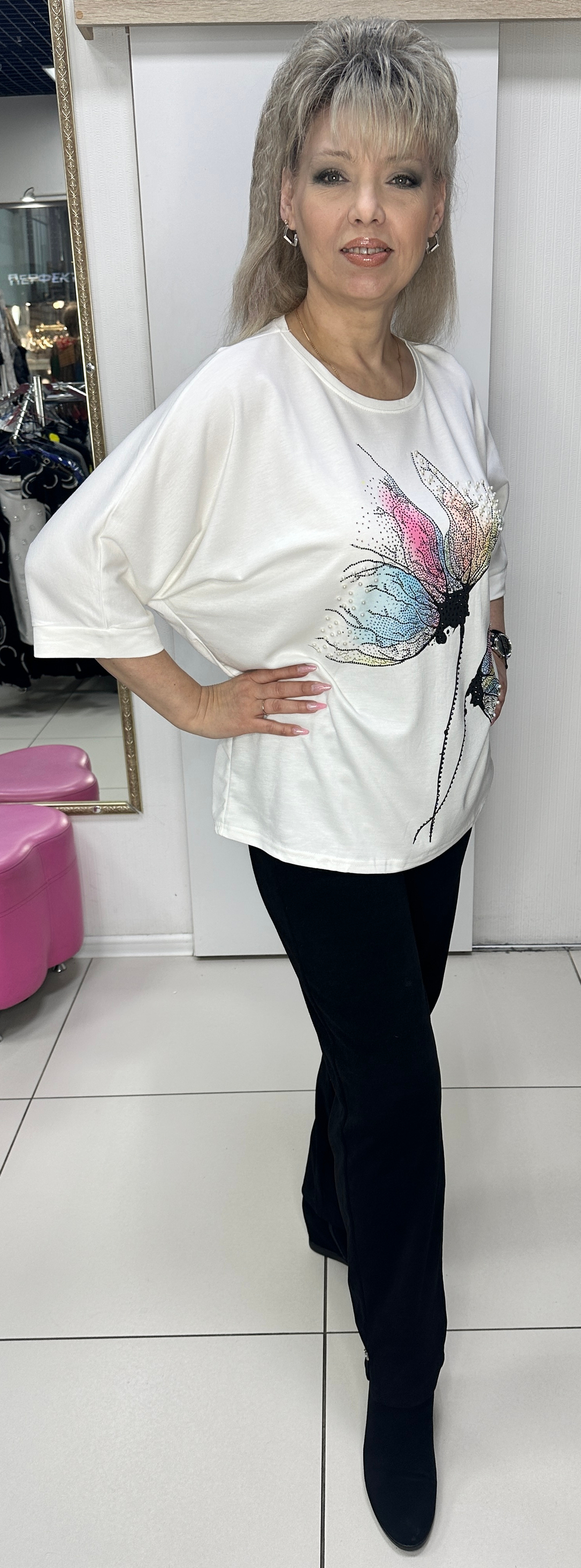 Белый блузон с цветным и стразовым принтом