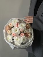 Авторский букет из хризантемы, кустовых пионовидных и классических роз