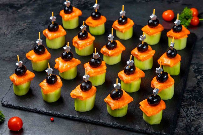 Канапе с семгой, огурцом и оливкой, 20 шт.