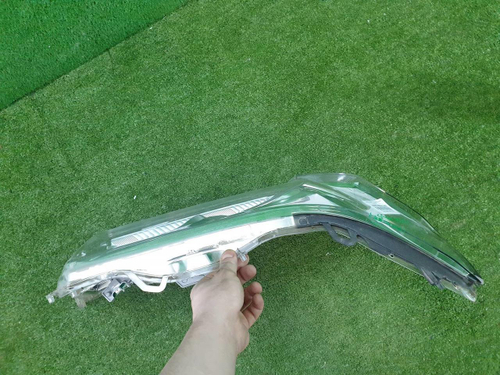 Стекло фары правое Toyota Land Cruiser 200 (2015-2021) LED