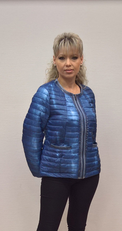 Стеганная синяя короткая куртка