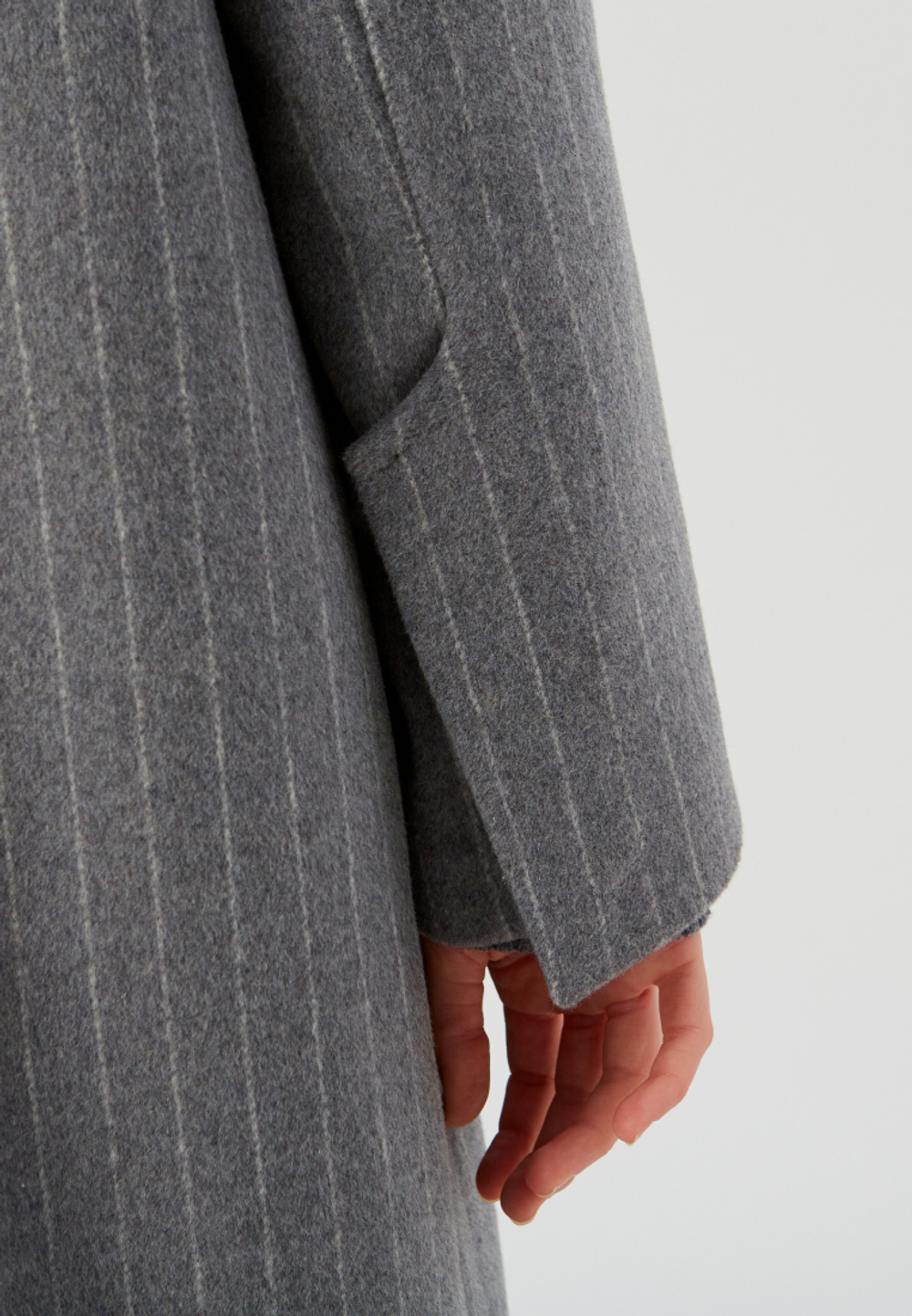 Пальто удлиненное с широкой линией плеча серое