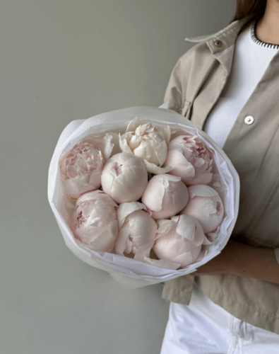 9 белых пионов