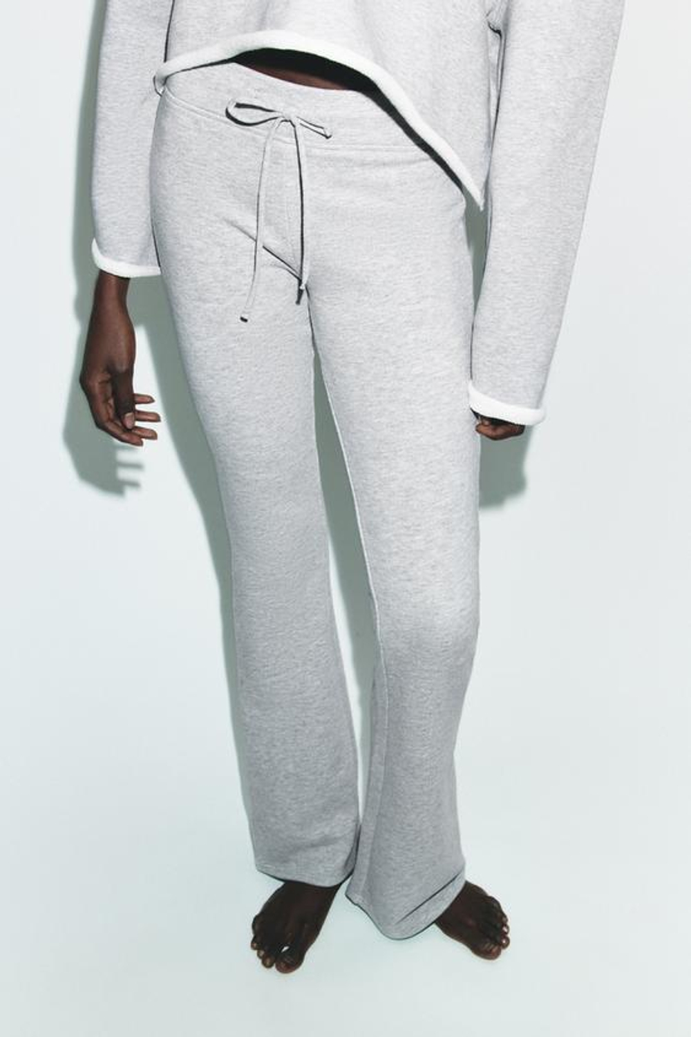 ZARA РАСКЛЕШЕННЫЕ БРЮКИ С ЭФФЕКТОМ ПОТЕРТОСТИ, СЕРЫЙ МЕЛАНЖ