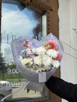 Букет из хризантемы, альстромерии, диантусов и георгин