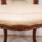 Стул с тисненой золотом кожей