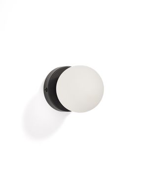 Настенный светильник Brisia из черного металла со стеклянным шаром Ø8 см