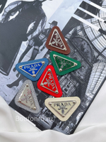 Логотип металлический Прад. серый на коже серебро