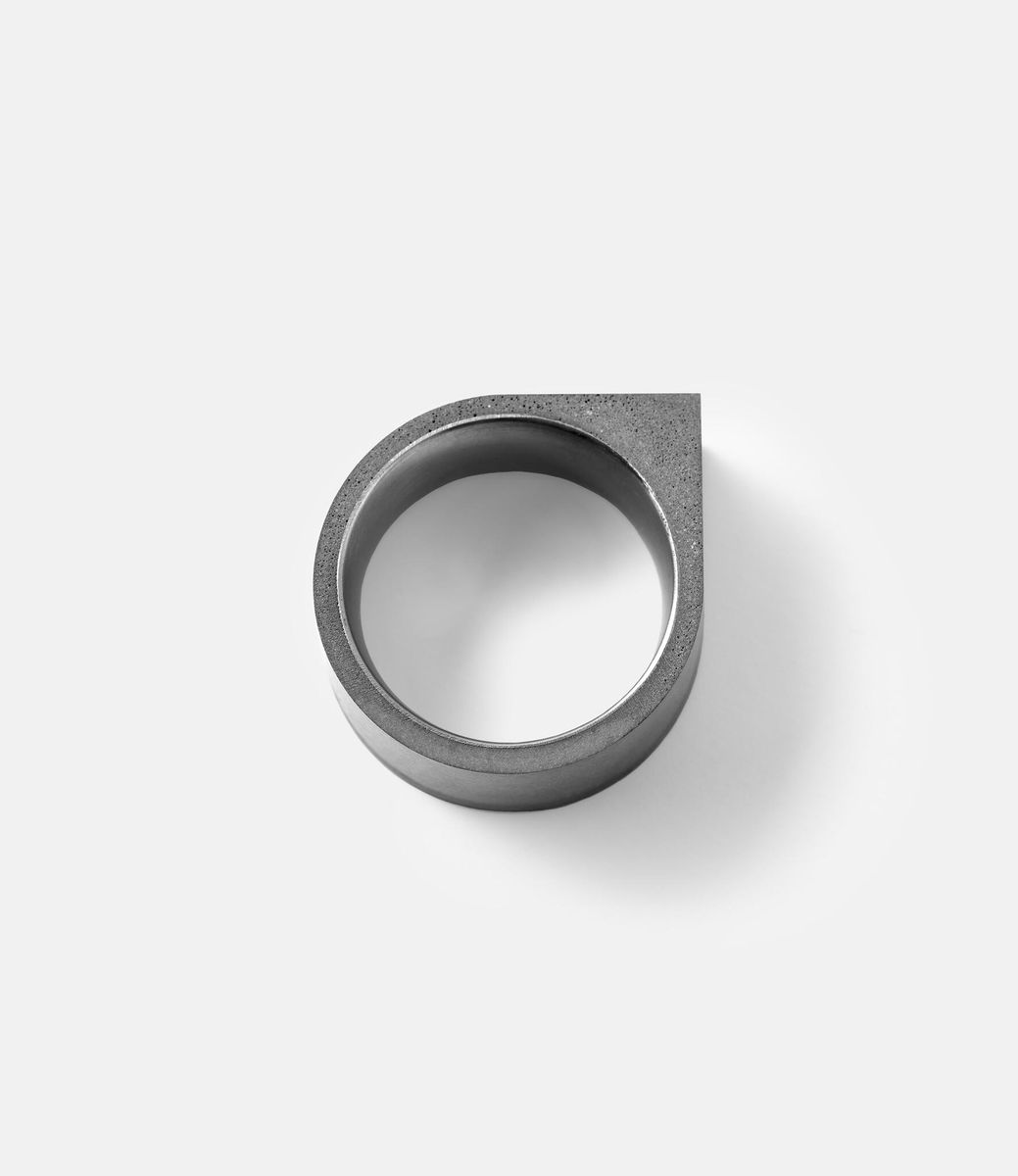 22 Studio Corner Ring — кольцо из бетона
