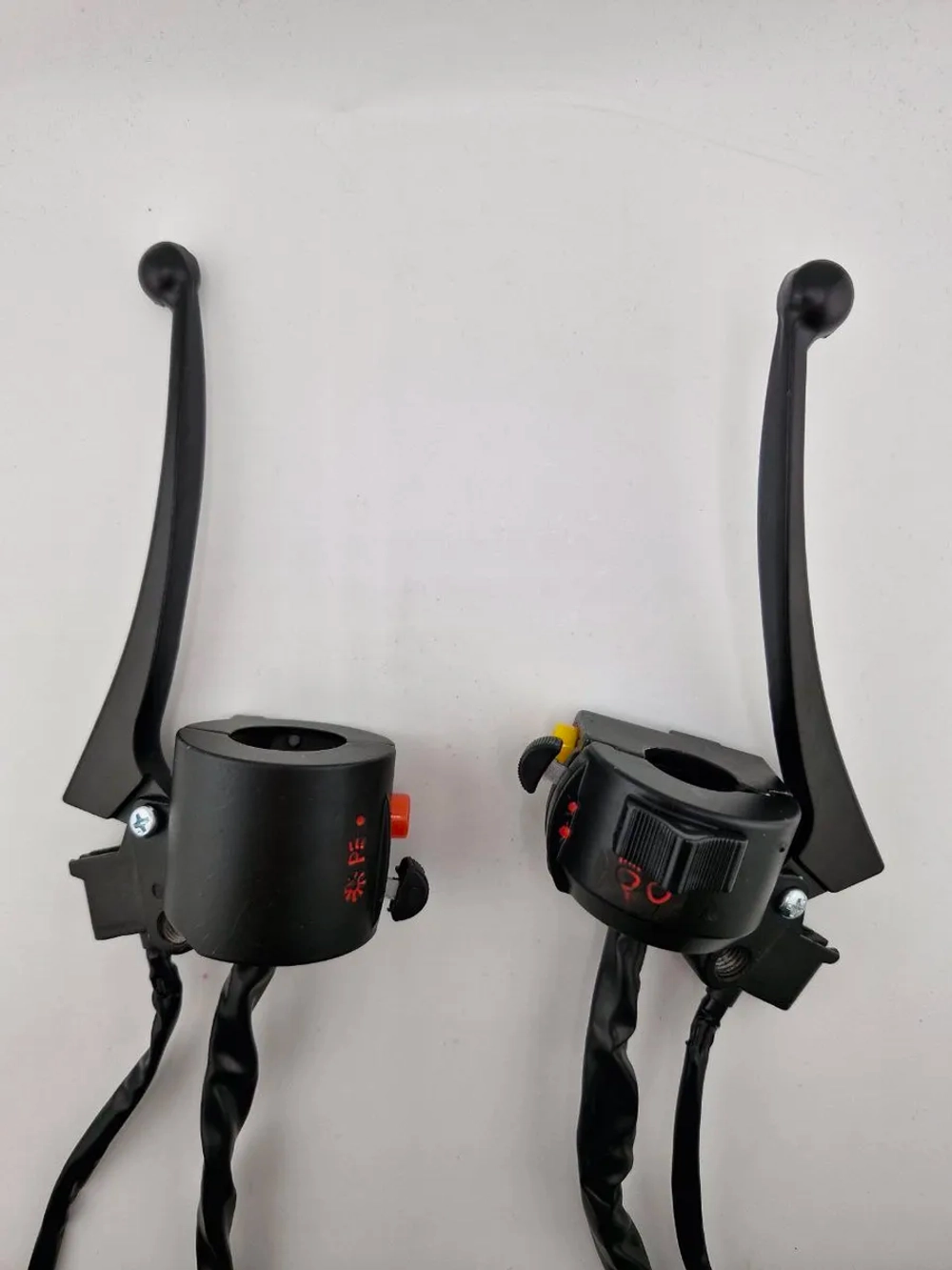 -- Переключатели на руль мотоцикла с рычагами тормоза/сцепления