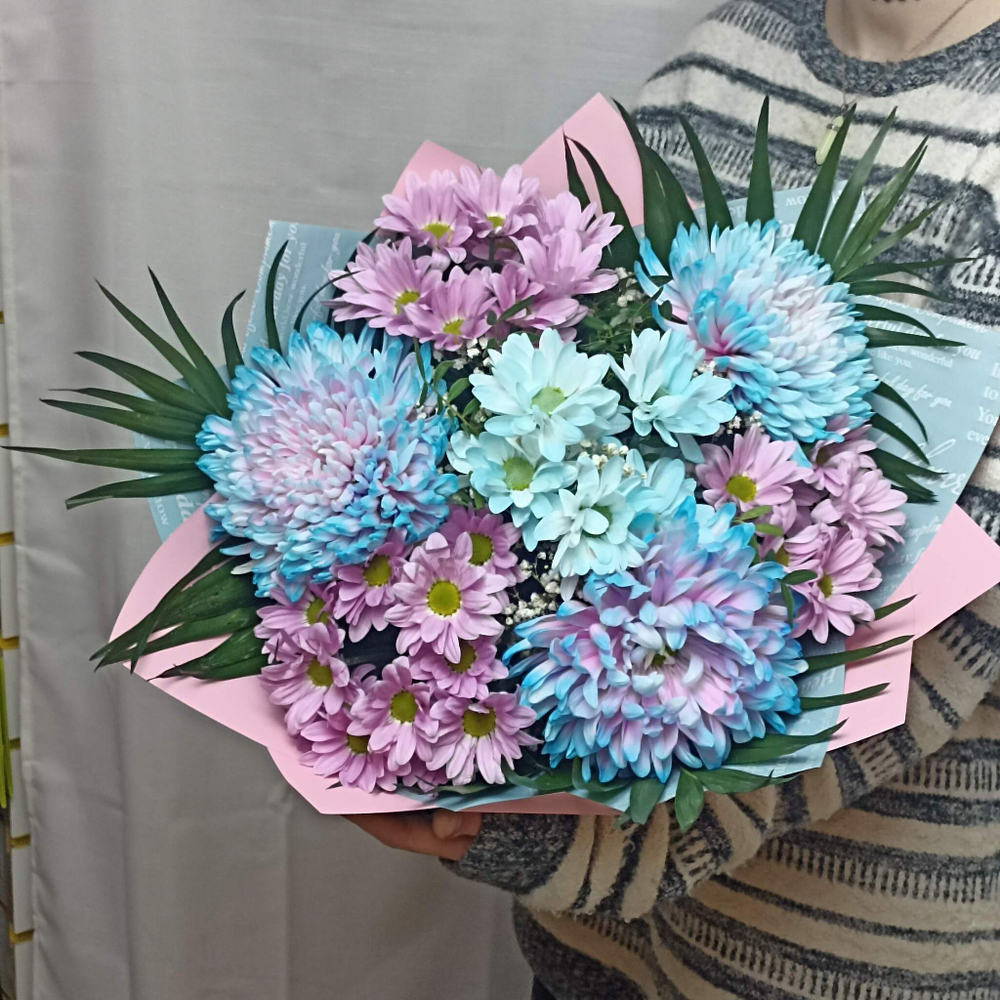 Букет из крупных хризантем и кустовых хризантем с зеленью