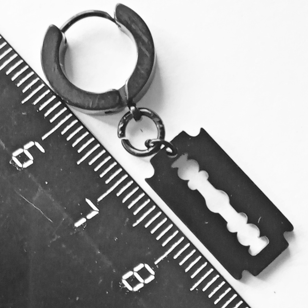 Серьга кольцо (1 шт) с подвеской "Лезвие" 17х10мм для пирсинга уха. Медицинская сталь, титановое покрытие.
