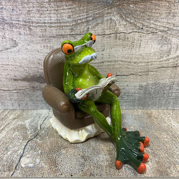 Статуэтка Лягушка в кресле читает, полистоун 11,5 см