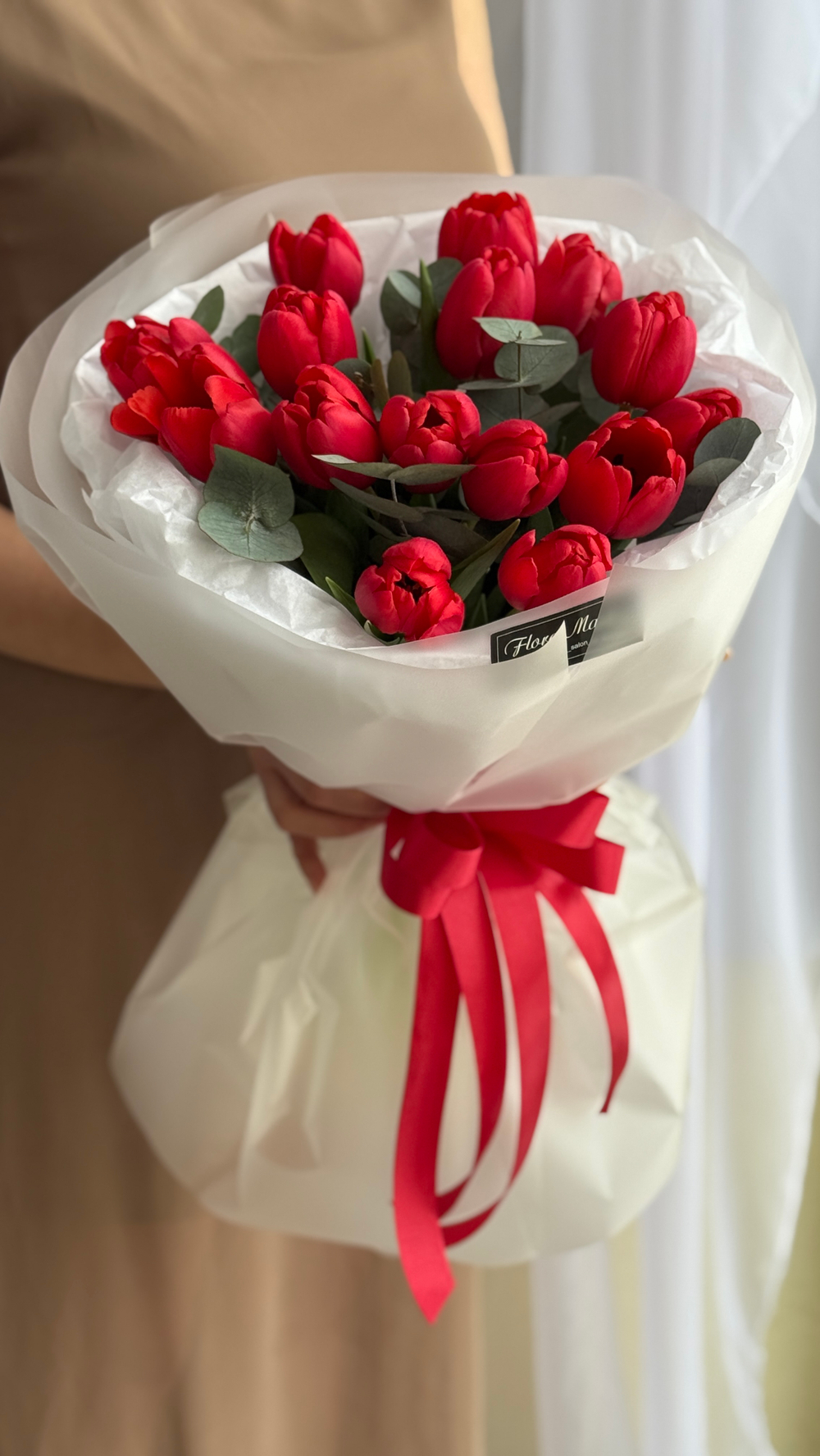 Красные тюльпаны премиум сорта и эвкалипт в воздушном оформлении от Флора Маркет