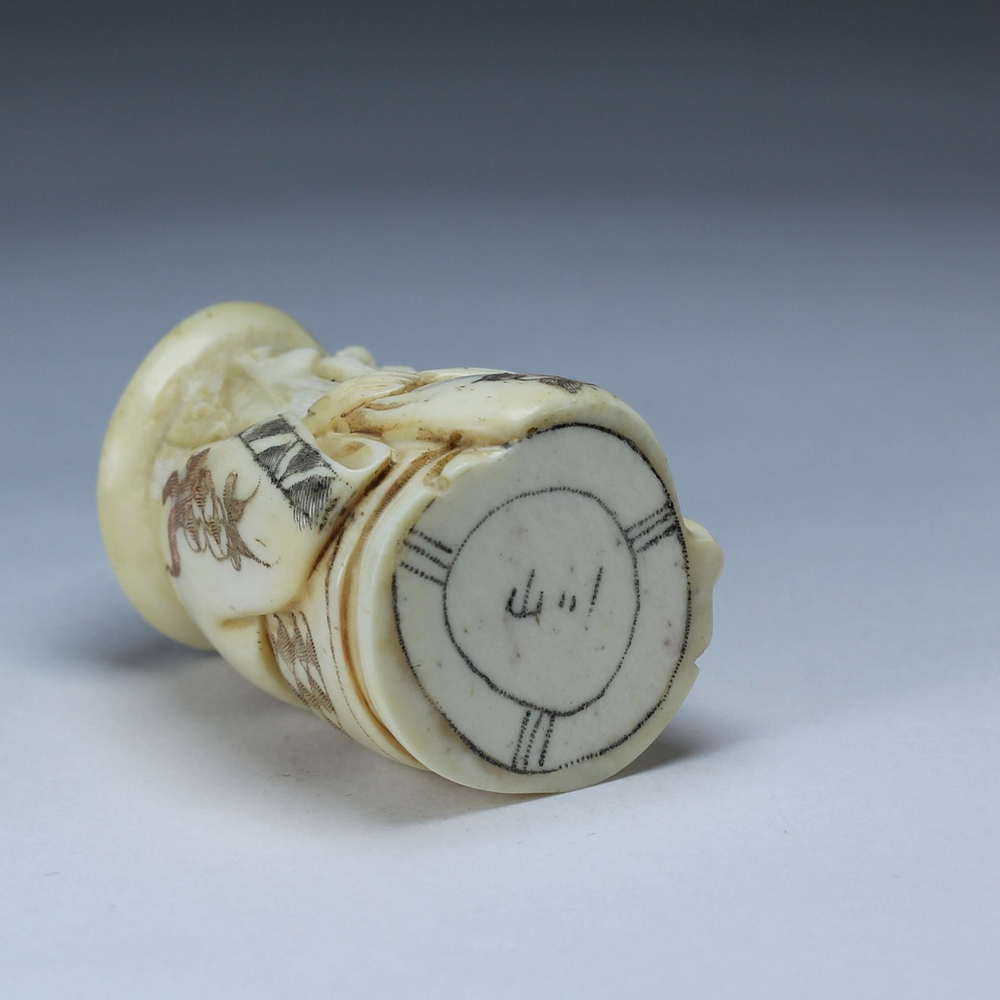 Нэцкэ Дзюродзин в круглой шапке с мешком и посохом