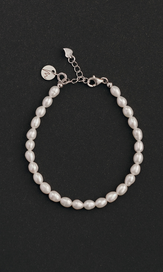 Браслет "Memo about Moon" из жемчуга формы рис, на замочке серебро 925
