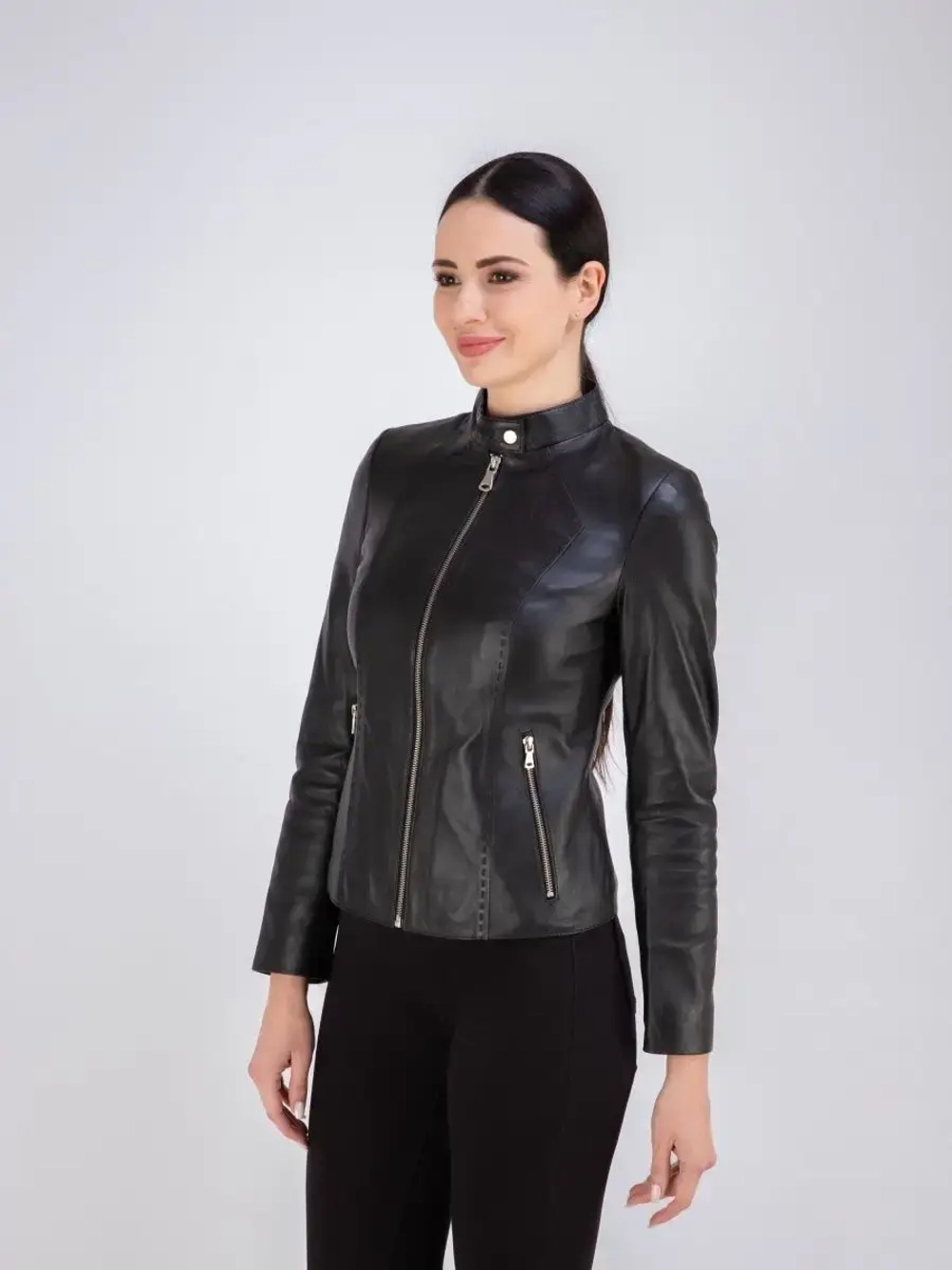 Кожаная куртка короткая на молнии демисезон