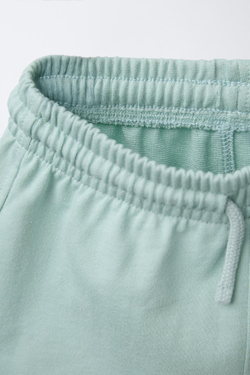 ZARA КОМПЛЕКТ ИЗ ФУТБОЛКИ И ШОРТОВ-ДЖОГГЕРОВ В СТИЛЕ КОЛОР-БЛОК, ЗЕЛЕНОВАТО-СИНИЙ