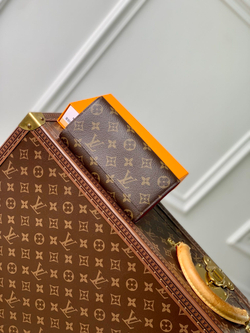 Louis Vuitton Sarah Wallet