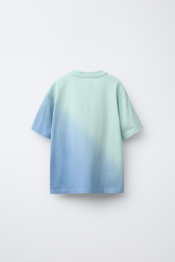 ZARA ФУТБОЛКА С ПРИНТОМ ТАЙ-ДАЙ И ВЫШИТОЙ НАДПИСЬЮ, СИНИЙ