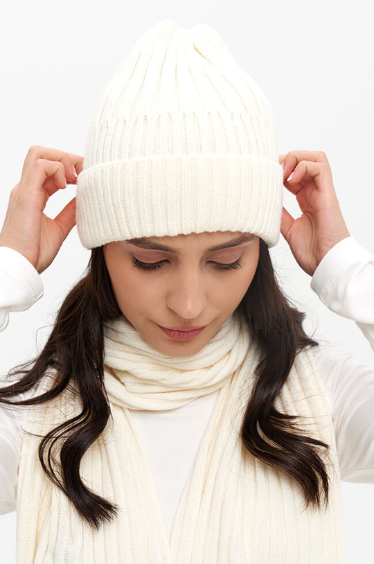 8408 Шапка женская (молочный)
