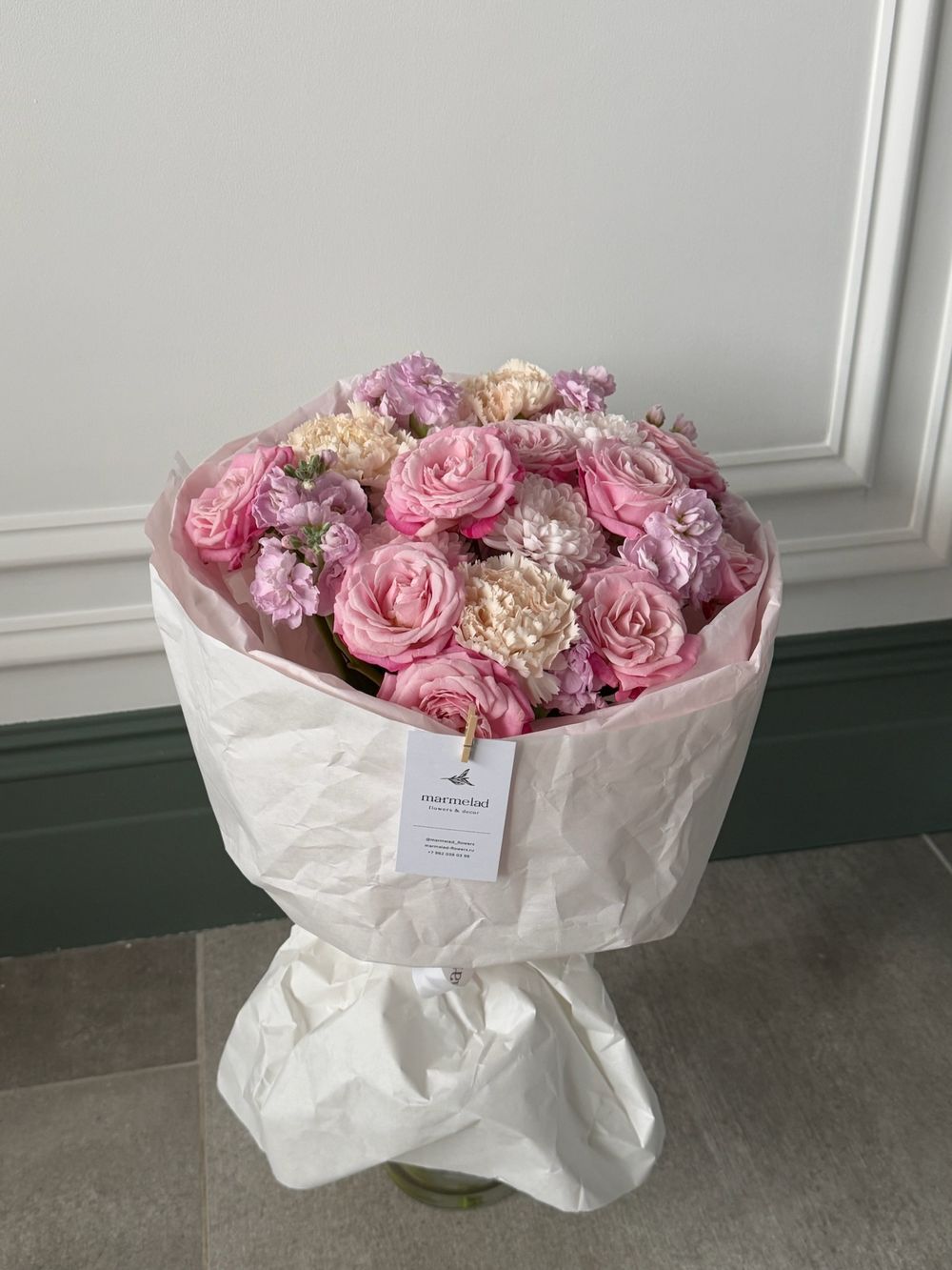 Букет из кустовой пионовидной розы , хризантемы, маттиолы и диантусов