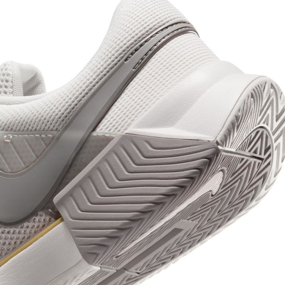 Мужские кроссовки теннисные Nike Zoom GP Challenge 1 Premium - белый