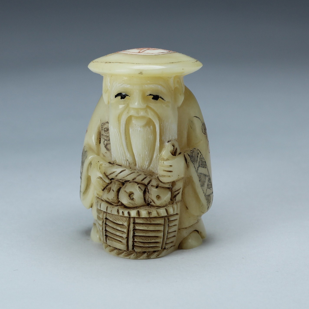 Нэцкэ Дзюродзин в круглой шапке и с корзиной рыбы