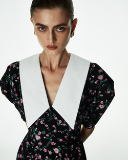 Платье с белым воротником