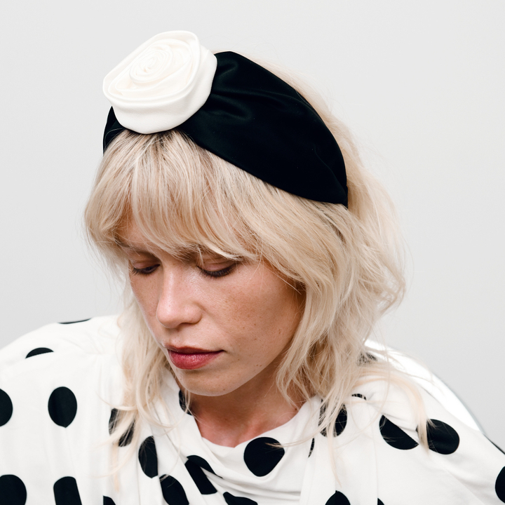 Ободок-узел черный с белой розой