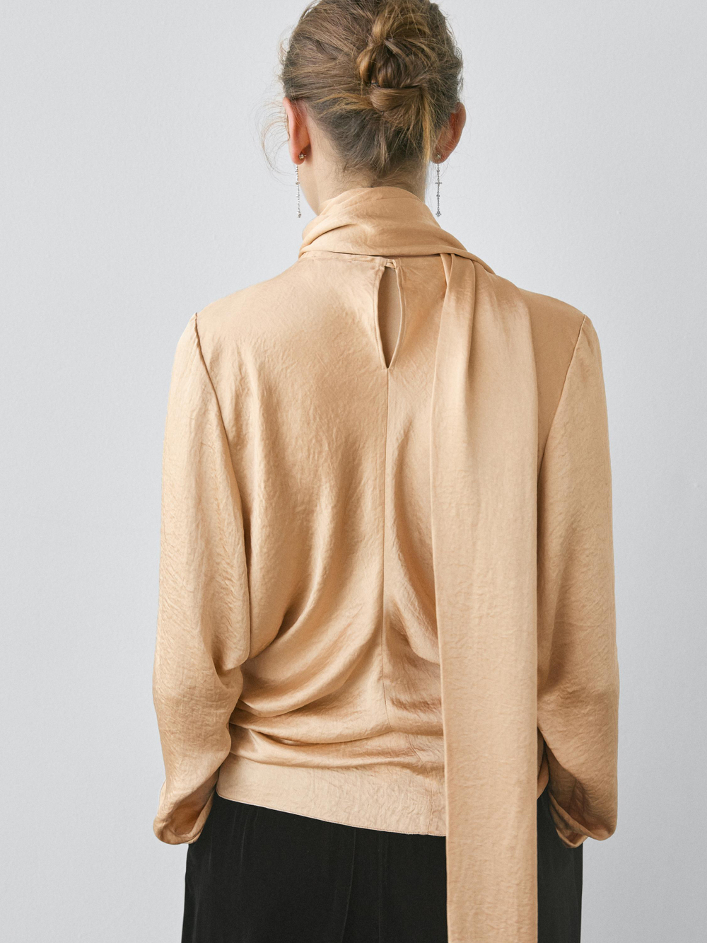 Massimo Dutti Струящаяся атласная блузка со шнуровкой - STUDIO, натуральный/кремовый