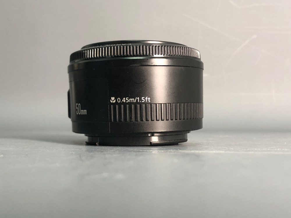 Canon EF 50mm 1.8 II царапка на задней линзе