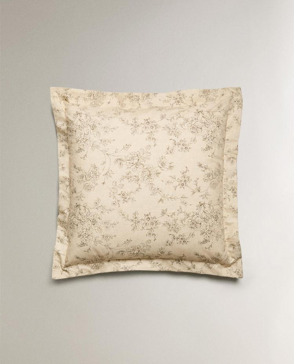 ZARA HOME НАВОЛОЧКА С ЦВЕТОЧНЫМ ПРИНТОМ, БЕЖЕВЫЙ