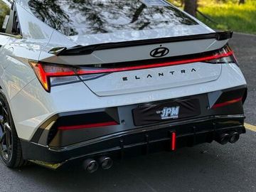 Диффузор под раздвоение выхлопа с LED лампой Hyundai Elantra 2023-2025 чёрный глянец