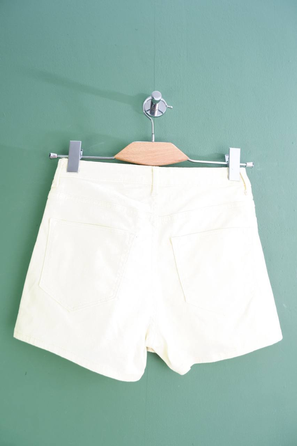 Шорты солнечного цвета, маркировка 34, визуально на 40 размер