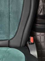 Чехлы Люкс VOLVO FH-13 после 2018 года: водитель от сиденья, пассажир от стойки кабины (один вырез под ремень) (экокожа, черный, зеленая вставка)