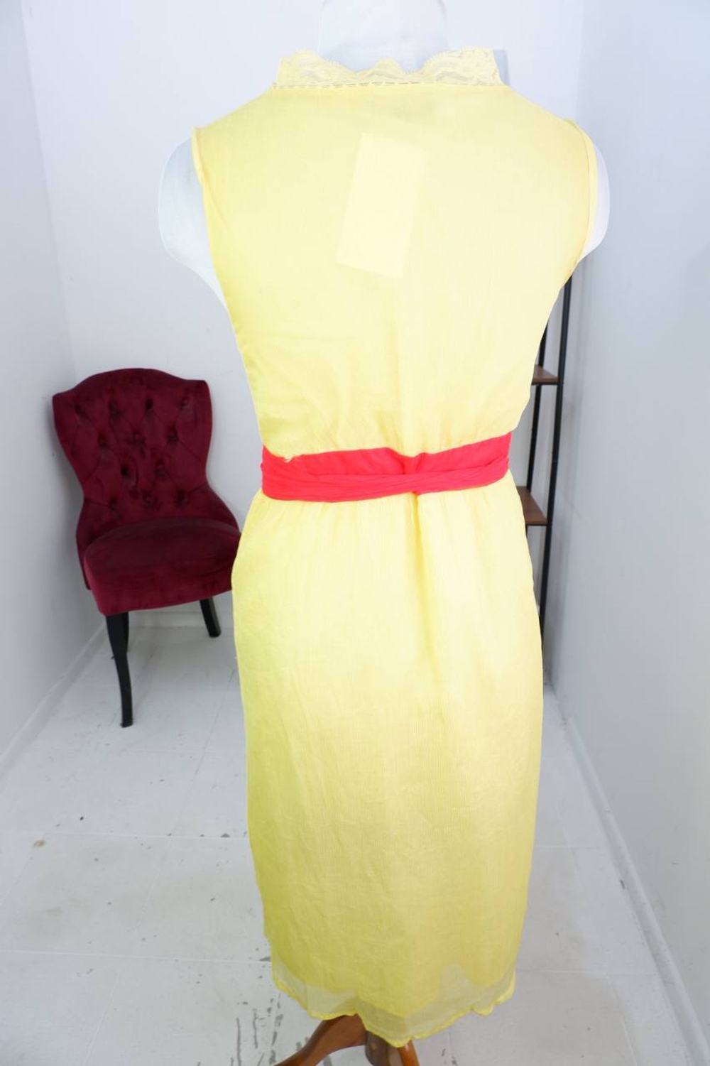 Платье шелковое с ярким акцентом, маркировка L, визуально на 48 размер