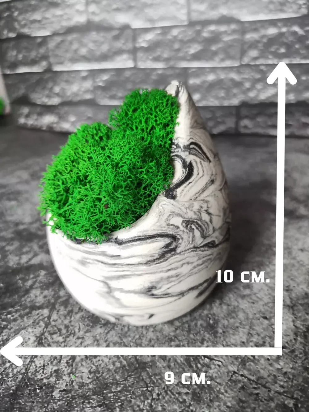 Декоративное кашпо капля из гипса со мхом