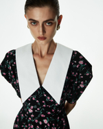 Платье с белым воротником