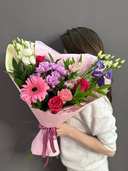 Авторский букет с розовой герберой