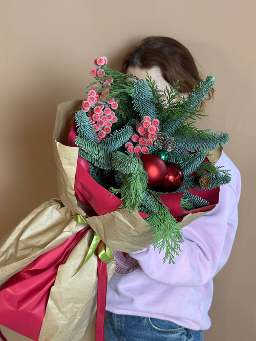 Букет "Зимняя Сказка" нобилис, туя, игрушки, шишки, ягоды декоративные