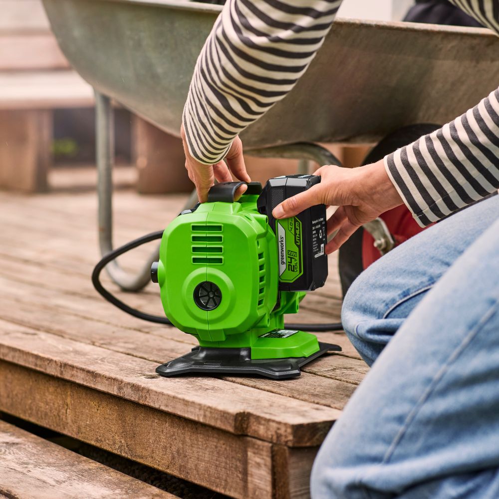 Компрессор автомобильный аккумуляторный Greenworks Арт. 3400807UA, 24V / 12V (от прикуривателя автомобиля), c АКБ 2Ач и ЗУ в сумке