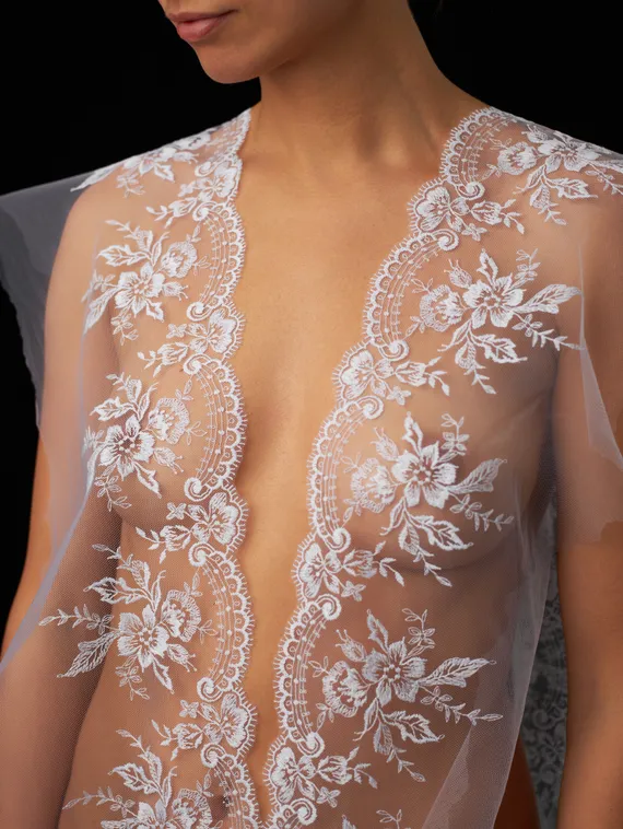 05-73 Вышивка на неэл. сетке 18 см, белый (левая)