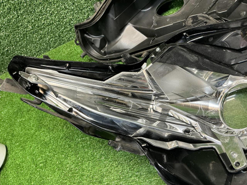 Стекло и корпус фары Toyota Camry xv70 (2017-2021)