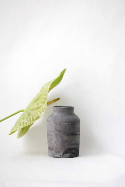 Бутылочка из темного бетона