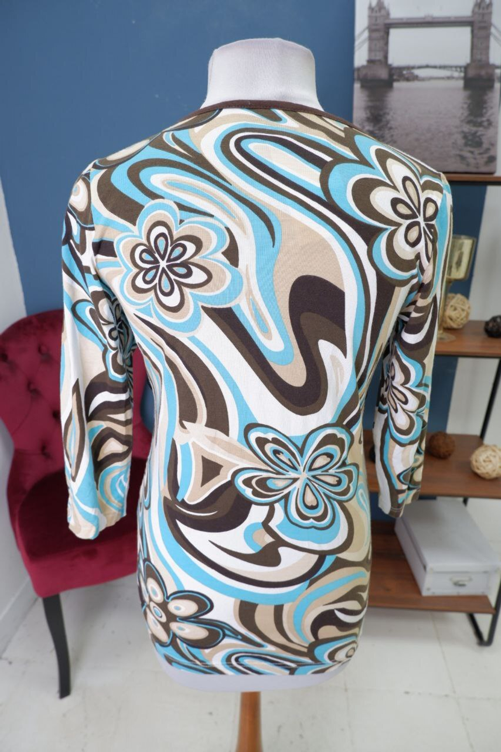 Джемпер с разноцветным принтом 44 размер