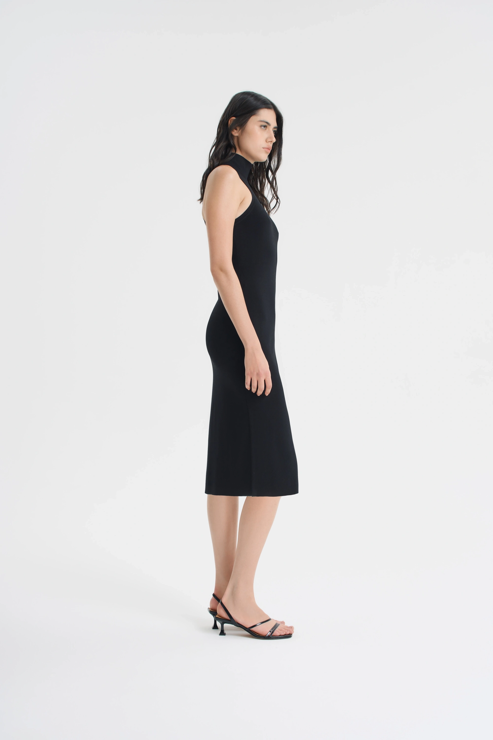 Платье-миди с высокой горловиной